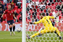 英雄联盟总决赛-欧洲足球联赛热血搏杀场面感人