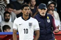 英雄联盟总决赛2025-英格兰队中场表现出色，被誉为团队中坚