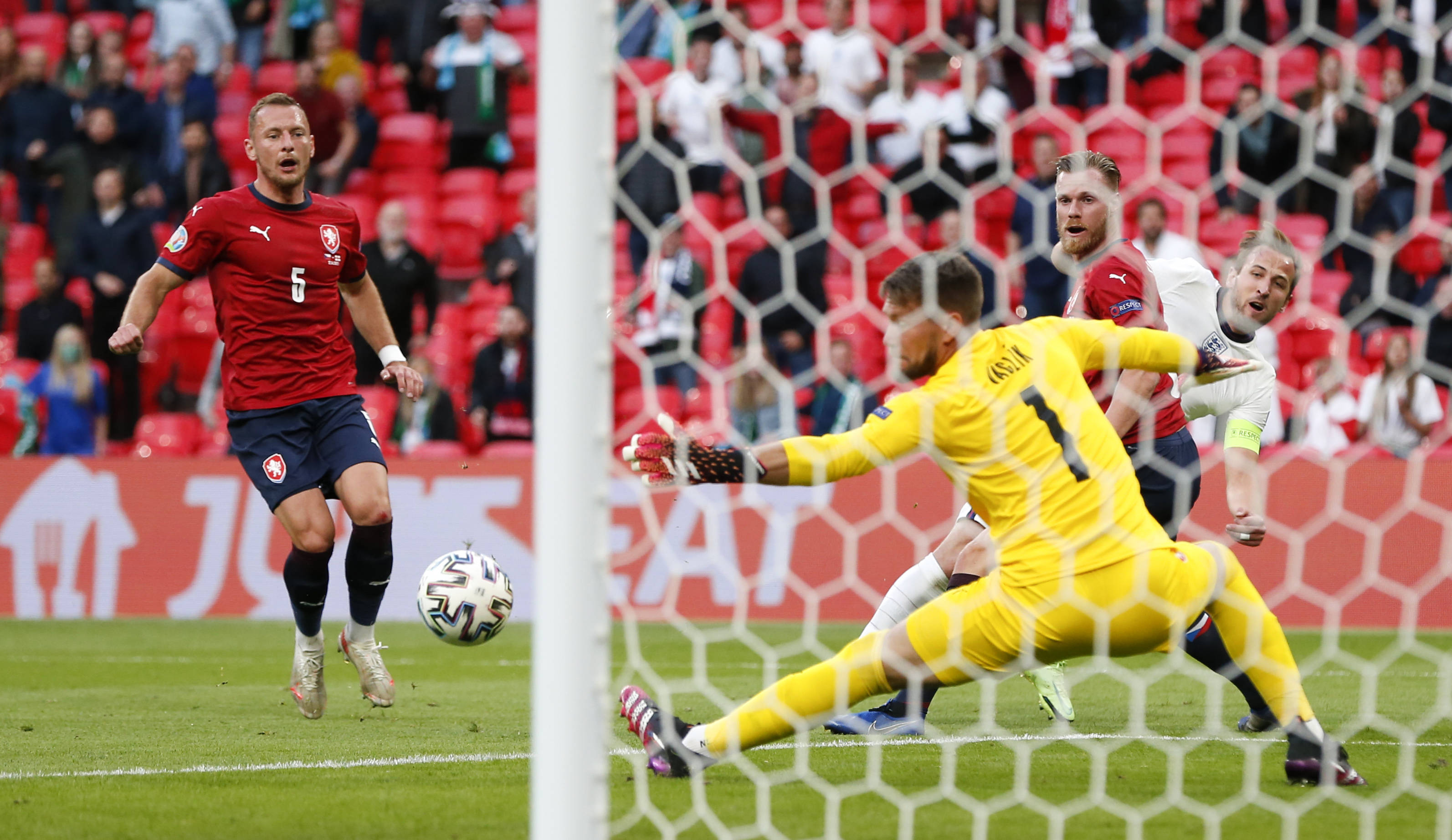 欧洲足球联赛热血搏杀场面感人