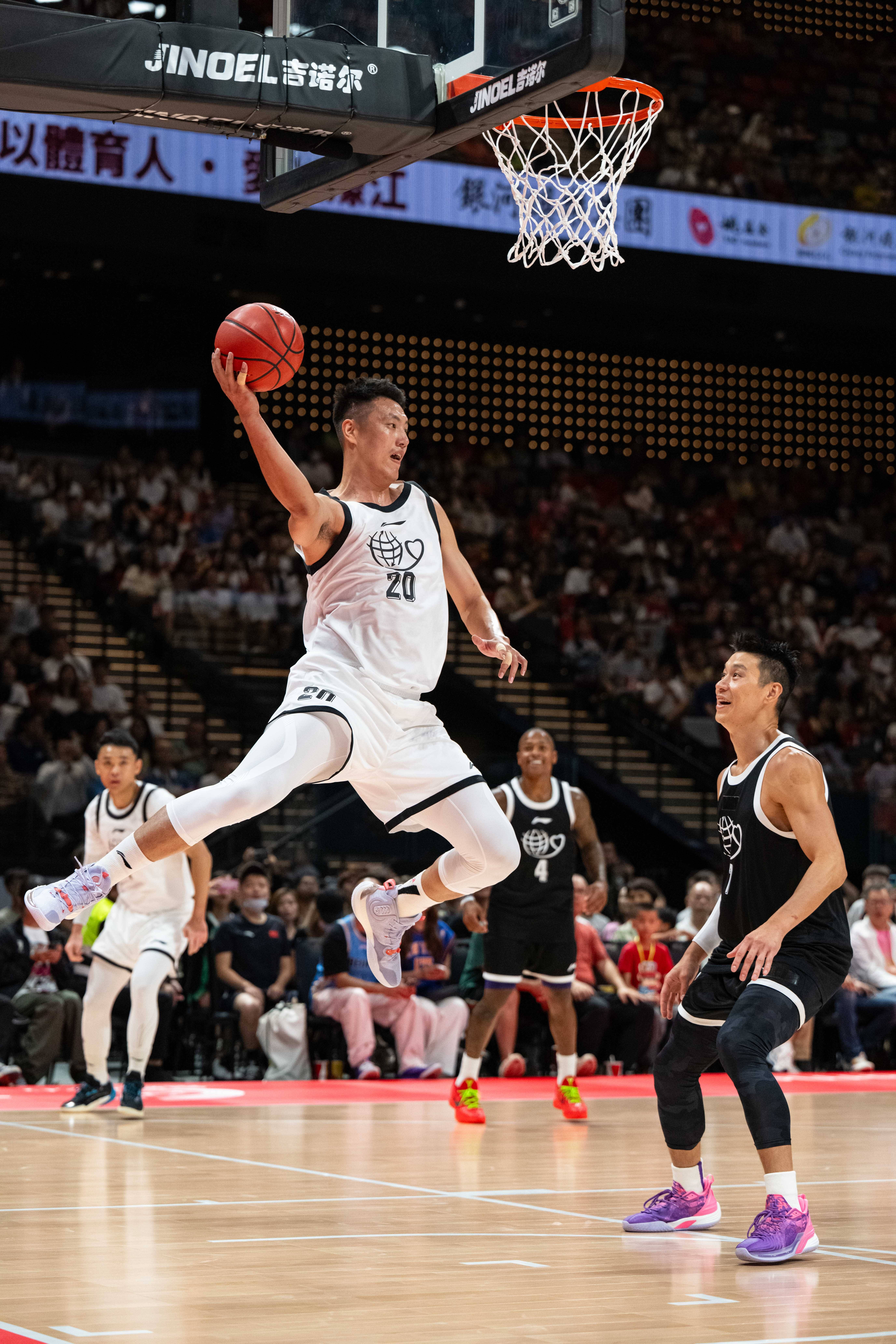 篮球赛事中的明星球员抢尽风头的简单介绍