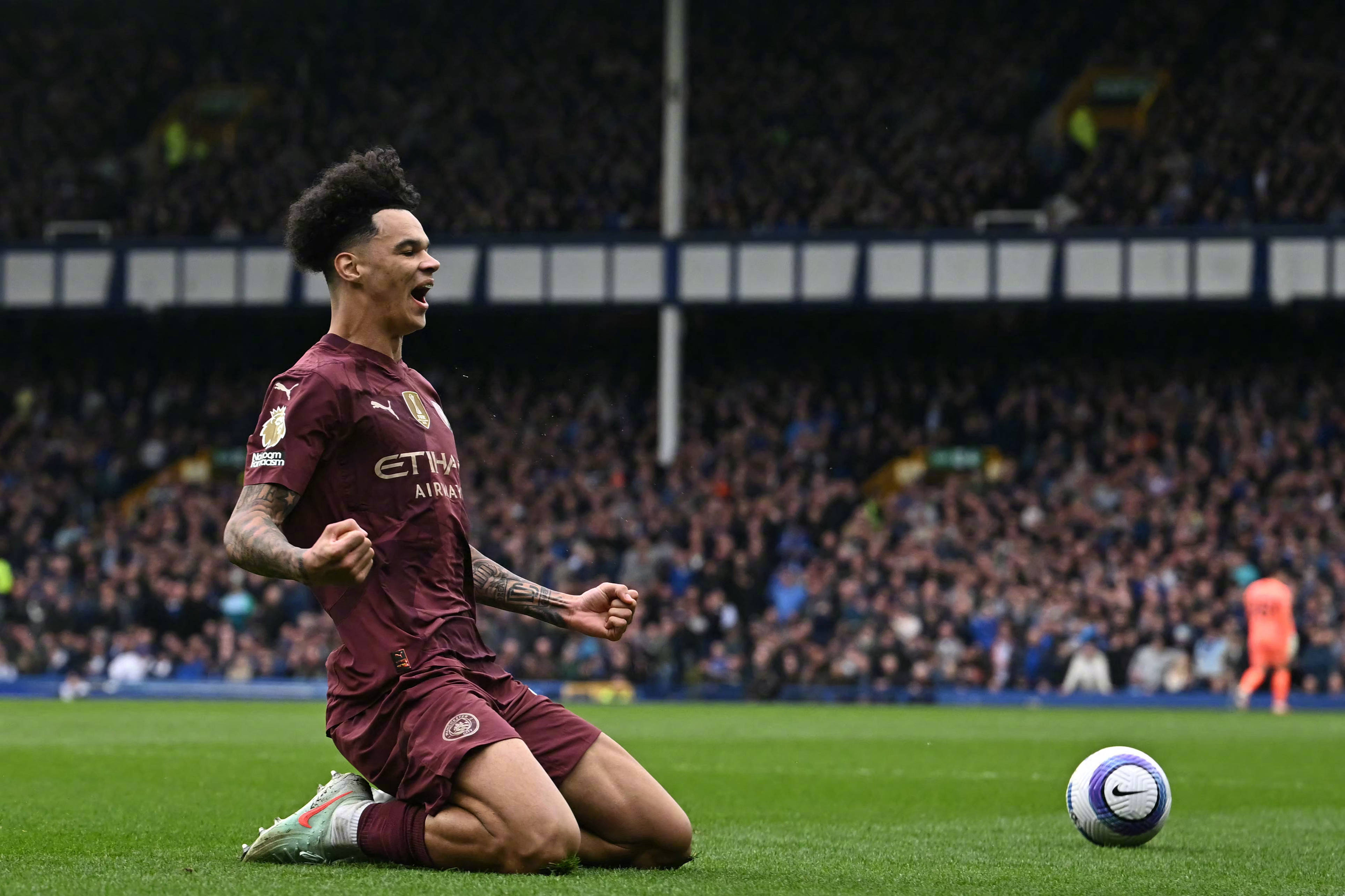 关于曼城客场大胜阿尔克马，保持英超榜首的信息