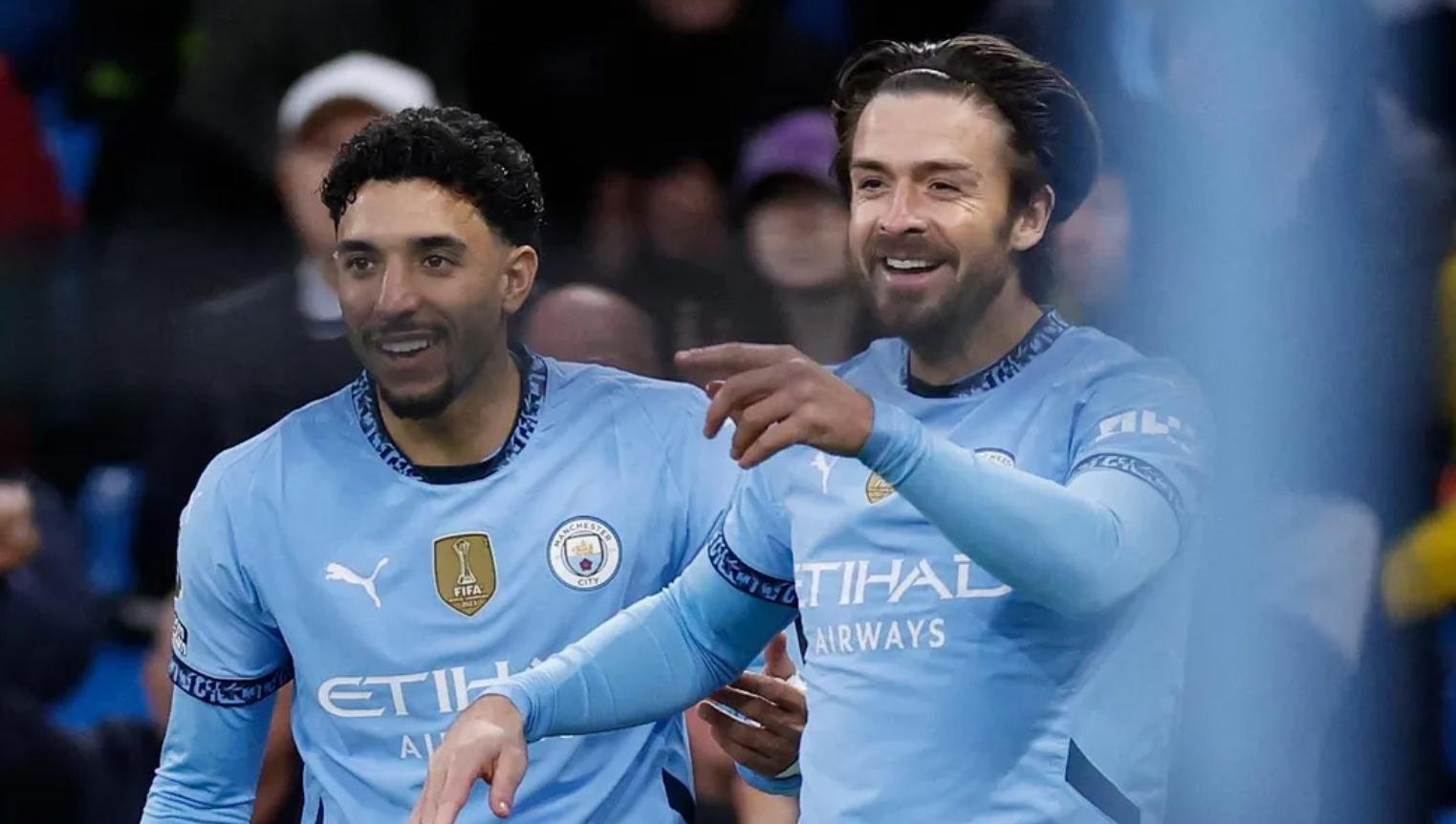 包含曼城后卫防守坚如磐石，助球队守住英超联赛第二位的词条