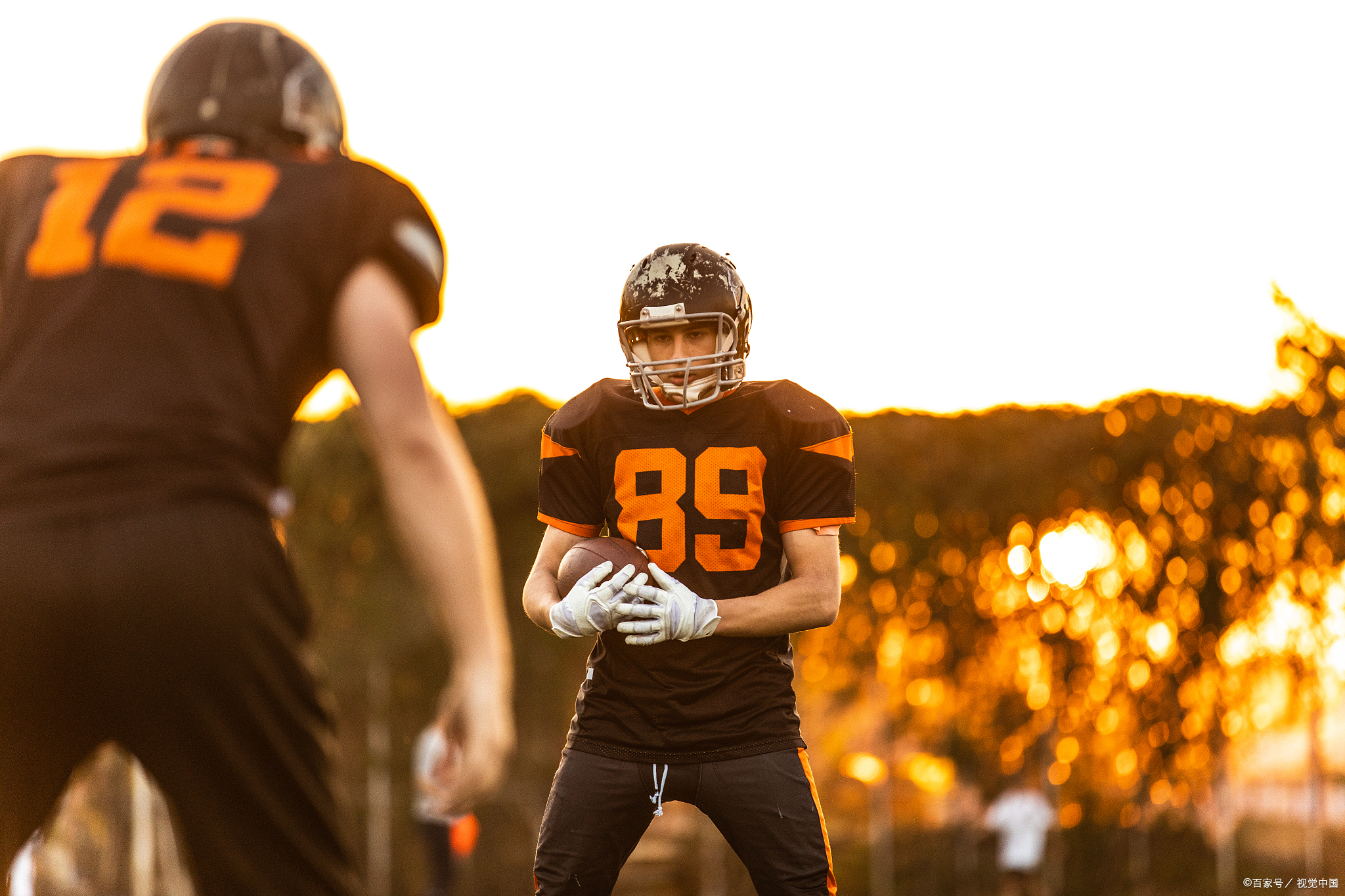 橄榄球选手发挥出色,荣膺最佳MVP的简单介绍 橄榄球选手发挥出色,荣膺最佳MVP的简单介绍