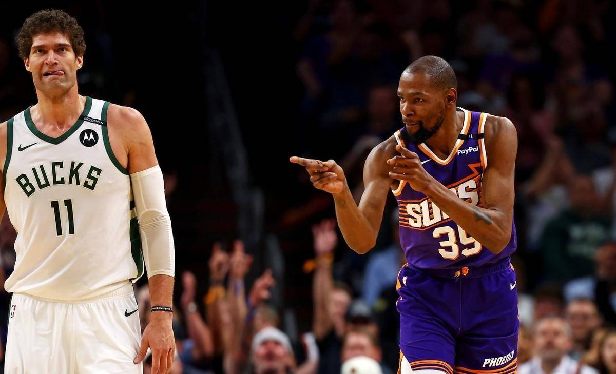 关于四川队完胜雄鹿，布克统治全场的信息