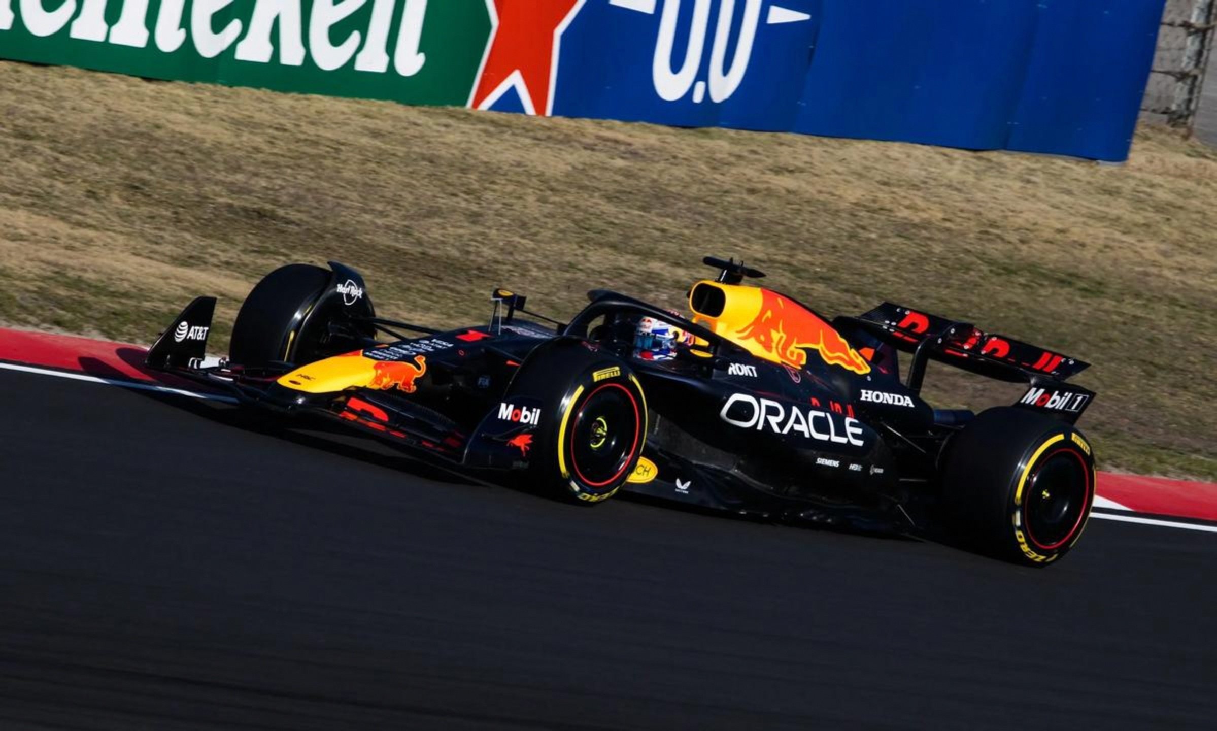 梅赛德斯碾压红牛车队,皮亚斯特里关键制胜 梅赛德斯碾压红牛车队,皮亚斯特里关键制胜