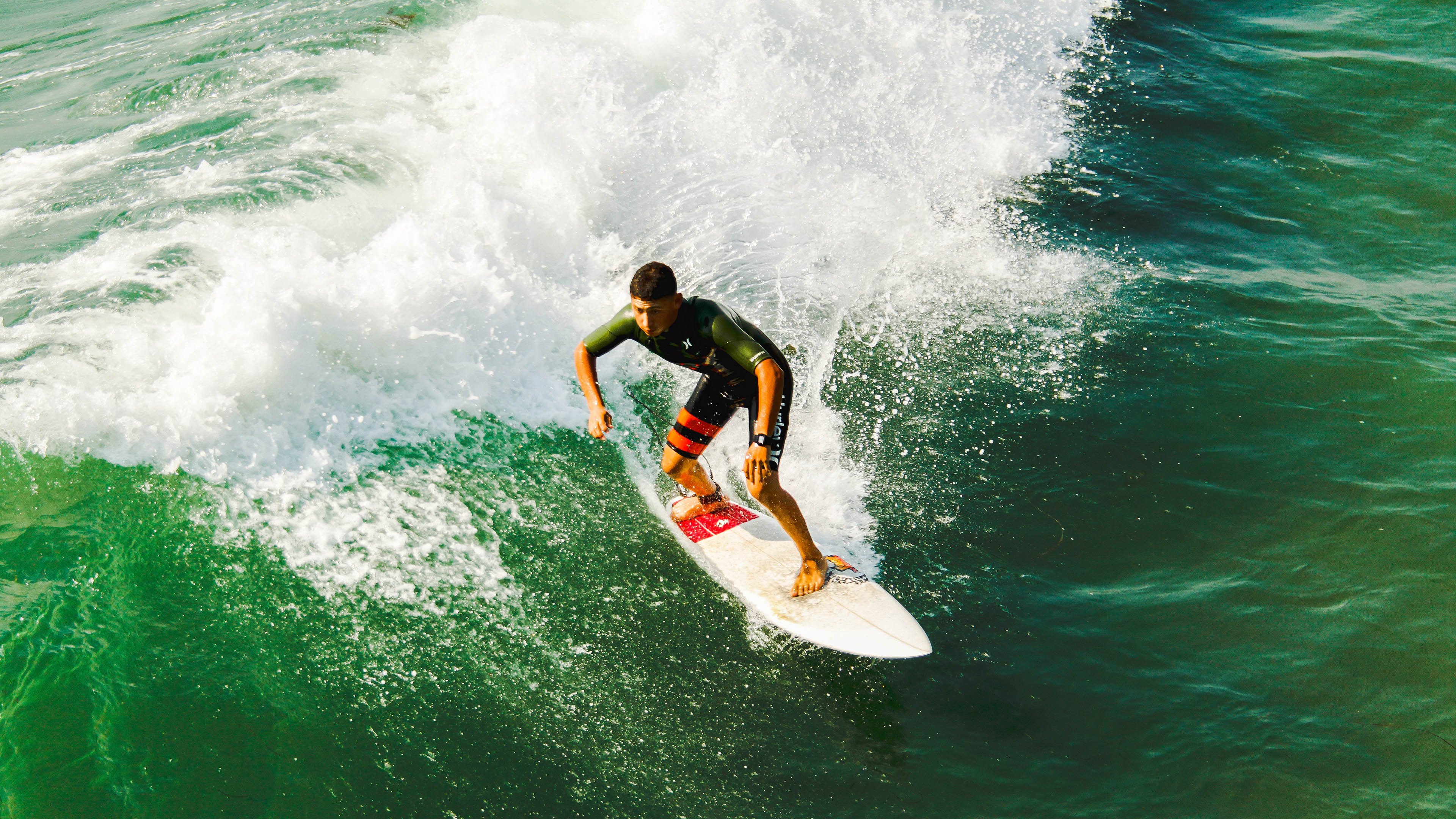 唯一性的双重奏,当孔德在达喀尔街道扣下扳机