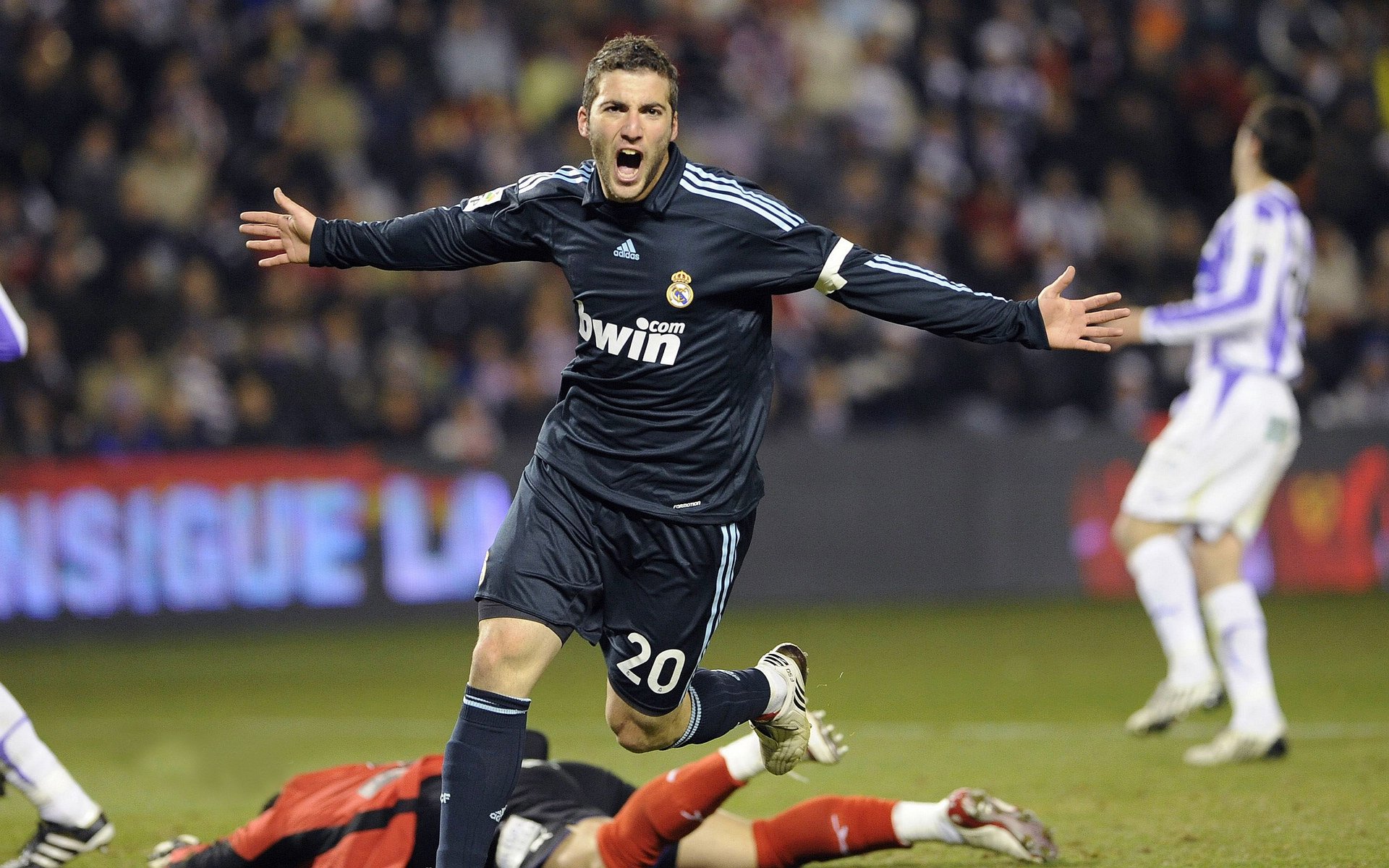 德里赫特的逆定理,在马赛血雨腥风中,他为何活成世界足坛唯一的孤本?