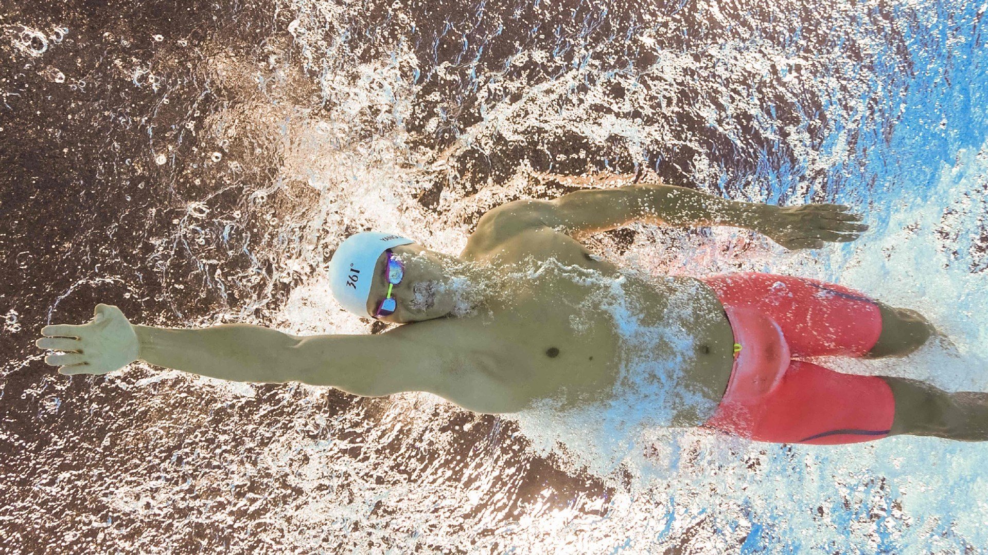 足球之美的两幅面孔，京多安的孤星闪耀与罗马的红色雷霆